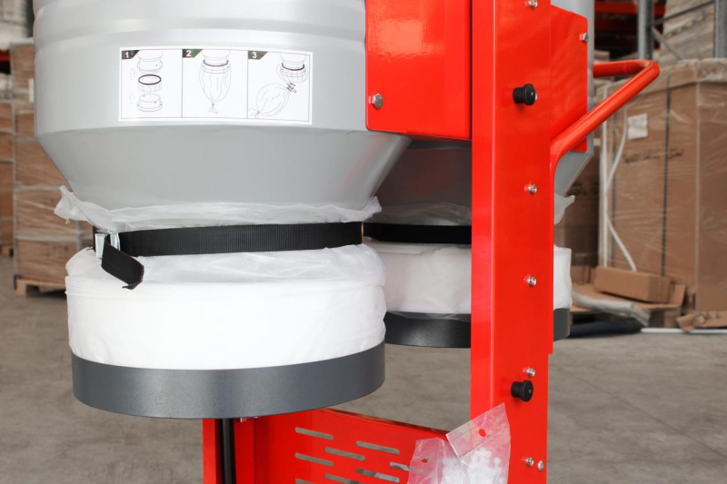 Видеоинструкция. Как заменить мешок-рукав на промышленном пылесосе?